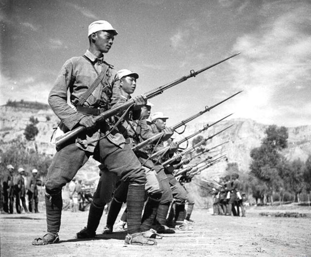 赤军共有8万人,4.5万人改编成八路军,还有3.5万人呢