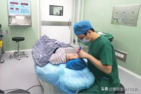 45岁女士一台手术做了全切双眼皮手术，填充了眼窝凹陷图片