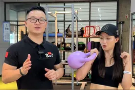 肩部训练的王牌动作，壶铃实力推举，谁练谁爱的动作。#壶...图片