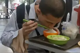 北大韦神近照曝光，弓腰低头袖口破烂引热议，网友：把姜萍嫁给他图片