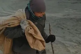 老奶奶截肢后绑马腿当假肢？真相来了图片