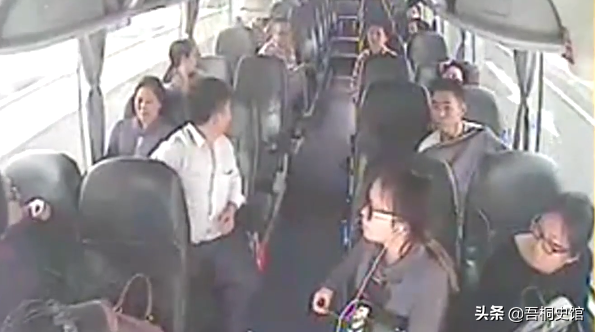 大巴车司机章双林，遇乘客露出诡异笑容，仅凭直觉感到危险要发生