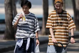 夏日复古穿搭少不了“条纹短袖”，休闲洋气，关键有质感图片