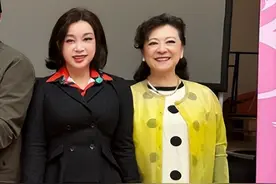 当71岁刘晓庆和74岁王馥荔同框，科技脸对比下，才知自然老去多美图片