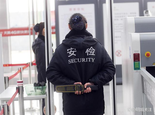 危险！上海地铁男子手持刀具与人发生肢体冲突，客服回应令人不满