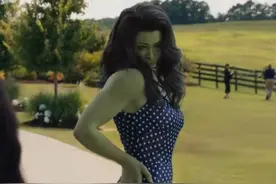 漫威女浩克约会场景太搞笑，男人在她怀里像宝宝，网友：小鸟依人图片