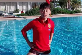 亚洲杯头球扳平比分的张琳艳妈妈：激动得手都要拍烂了，女儿从小就是“费头子”，回家每天都会去健身房锻炼图片