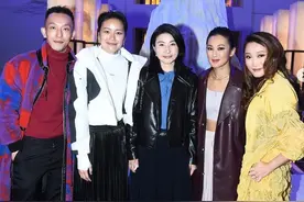 郭晶晶出席时装秀，与一众富豪名媛合照稳站C位，40岁冻龄似少女图片