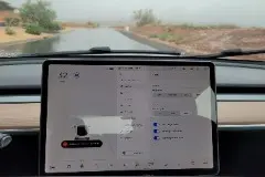 车主吐槽特斯拉自动雨刷功能太蠢，马斯克道歉并承诺改进图片