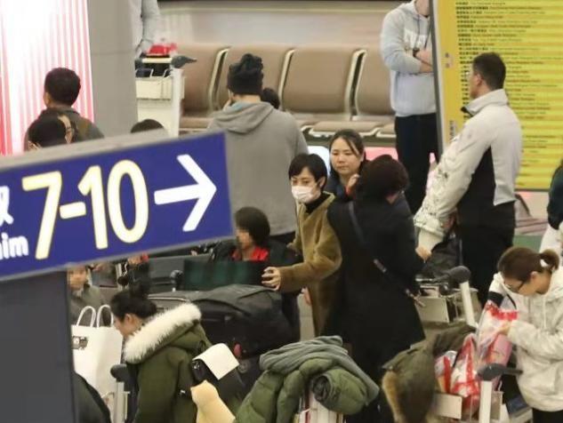 孙俪一家四口罕走机场，穿貂皮大衣像阔太太，一对儿女超可爱