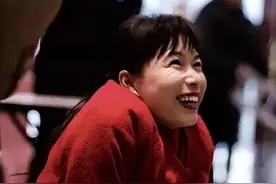 2012年，袖珍“镜面人”怀孕，肚子两指宽成功生子，后来过得如何图片