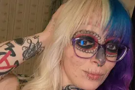 美国女子全脸文身吓坏路人，花4年时间终于洗净，焕然一新！图片