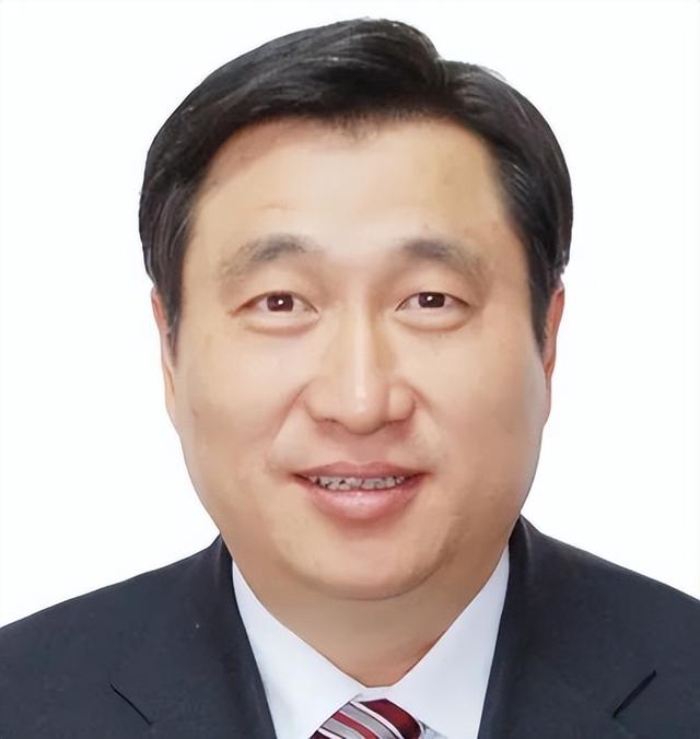 沭阳32岁美女副县长背后的男人被曝光，提拔售楼小姐任副局长