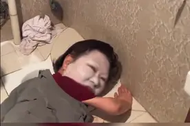湖北宜昌 女子手卡便池，一脸煞白的面膜惊到消防图片