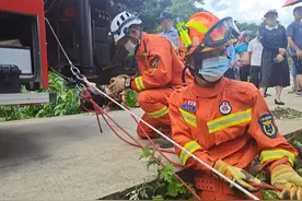 2人被困30米深洞穴，消防紧急救援图片