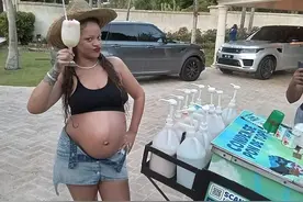 蕾哈娜在老家养胎真放飞！露着二胎孕肚吃路边摊，胸衣外肚子吸睛图片