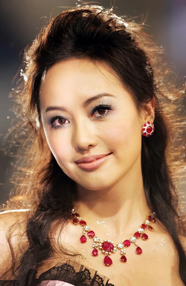 表面是艺人，实际是富家千金的8位女星，她们更不怕的就是潜规则