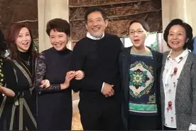 70多岁秦汉风度翩翩，衬衫配针织衫儒雅随和，与老戏骨同框站C位图片