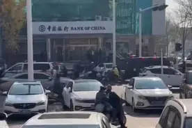 都21世纪了，为啥还会有抢银行的图片