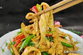 手撕面筋：夏天这菜最下饭，比辣椒炒肉好吃！3块钱炒一盘，开胃图片