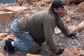 老外用鼻子把花生推上4000米山顶，爬了7天整个人都麻了图片