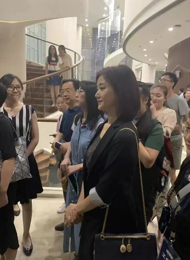 宋祖英终于不藏了，穿丝袜与刘嘉玲同框，一个像少女，一个如大婶