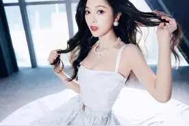 吴宣仪碎花抹胸短裙写真，性感诱人图片