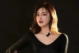 为安倍哽咽的媒体人曾颖，19日在东京自杀，目前医院抢救中图片