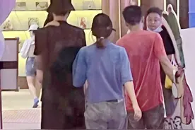 张若昀唐艺昕亲子乐园遛娃，同框画面很有爱，两岁女儿超萌眼睛大图片