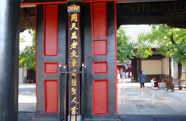 火葬场门口有一对联，上联：“早来晚来早晚都来”，下联真是绝了