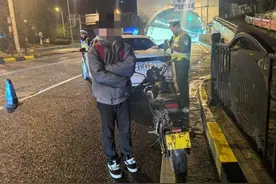 贵阳一15岁少年看到交警就怕，原因是？图片