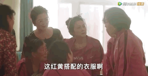 “玉兔精”演大妈，跟年轻小伙抢篮球场，广场舞比赛穿奥特曼战服