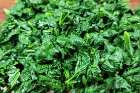 秋天，萝卜白菜靠边站，红薯叶多囤些，焯水后放冰箱保存，真省事图片