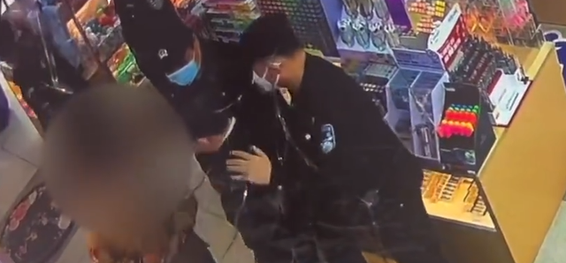 老板称小女孩偷文具当众为难