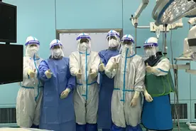 30斤铅衣外加防护服，穿铠甲的“大白”在“黄码医院”为患者实施精细心脏手术图片