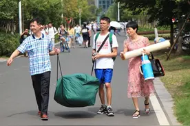 大一新生到学校报道，“被子”是必带物品吗？学姐告诉你该这样做图片