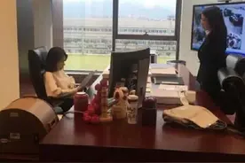 董明珠办公室布置被曝光，窗边的监控火了，员工直呼：不敢抬头看图片