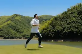 1分钟的视频、1500张图片，无腿男子实现在夕阳下“奔跑”图片