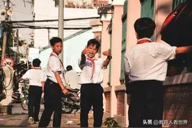 初中生被围堵要烟，爸爸拿5条去学校，校园欺凌逼出了家长的智慧图片