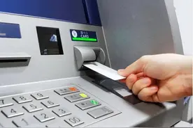 银行为何总让客户去ATM机取钱？工作人员说漏嘴，原来其中有猫腻图片