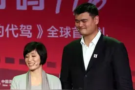 姚明老婆也是个女强人！衣着干练短发好凌厉，他满脸宠溺变望妻眼图片