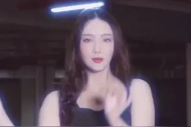 32岁王李丹妮停车场热舞！穿开叉裙大秀长腿，轻撩头发女人味足图片