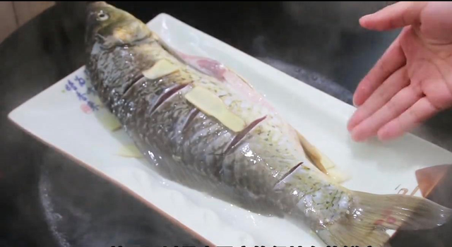 清蒸鱼切记不要放盐和料酒，教你正确做法，鱼肉鲜嫩，不腥不柴