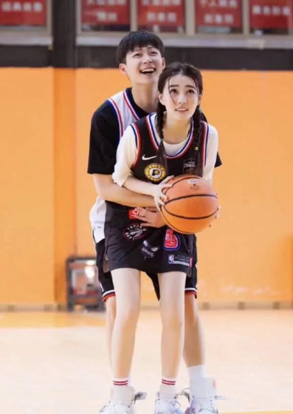 高段位秀恩爱「情侣款球衣」宣告主权