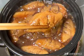 鸡翅中在家这样做，色泽红润，软烂易脱骨，比可乐鸡翅还要好吃呢图片