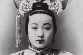 珍妃，12岁入宫成宠妃，为何每天只上一次厕所，​最终惨死井中图片