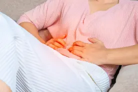 经常肚子痛，原因可能有四种！图片
