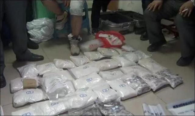 农民夫妻生活拮据，家中却藏有八千万现金，警察揭露他们的真面目