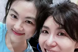 李健夫妇赴友人饭局吃火锅，44岁孟小蓓少女感十足，婚后坚持丁克图片