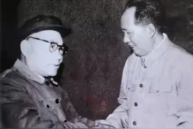 毛主席问：微山湖的鱼四个鼻孔你知道吗？县委书记摇头，主席笑了图片